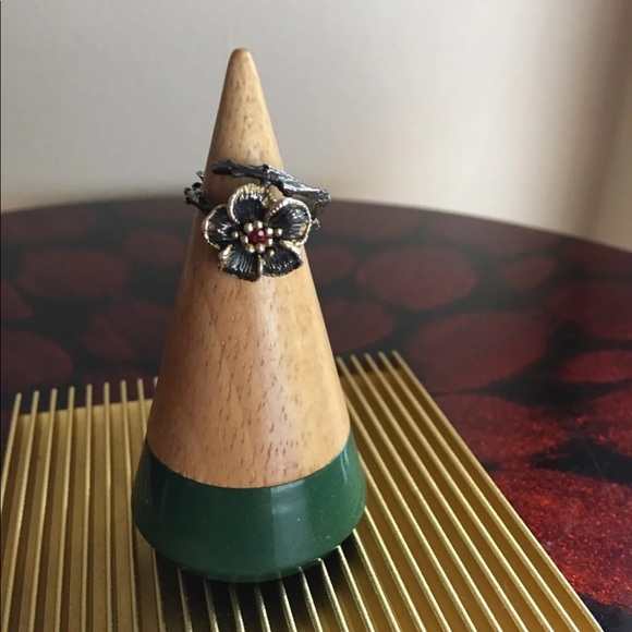 Flower ring size 7 - Picture 3 of 4